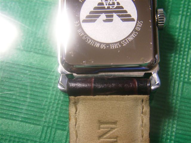 裏蓋はめ込み式腕時計の電池交換 エンポリオ アルマーニ EMPORIO ARMANI | まるむしアンテナ